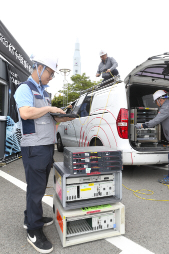 KT 직원들이 누리호 발사 순간을 전 세계로 중계하기 위한 누리호 발사 통신지원센터를 나로우주센터 광장에 구축하고 방송회선을 점검하고 있다. KT 제공